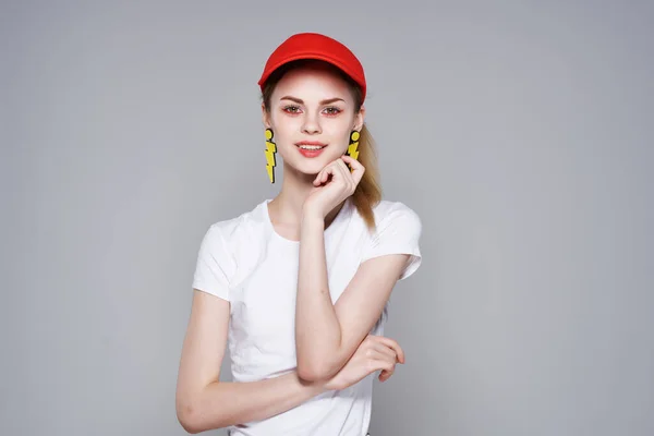 Mujer atractiva gorra roja ropa de verano moda pendientes amarillos — Foto de Stock
