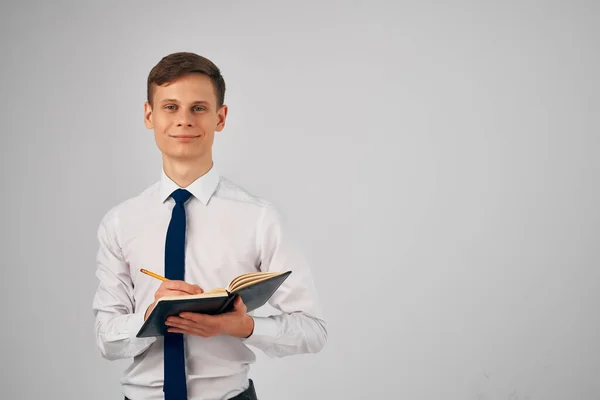 Glada affärsman i skjorta med slips anteckningsbok arbetsledare — Stockfoto