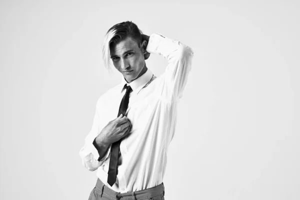 Man i skjorta med slips poserar fashionabla frisyr Studio modell — Stockfoto