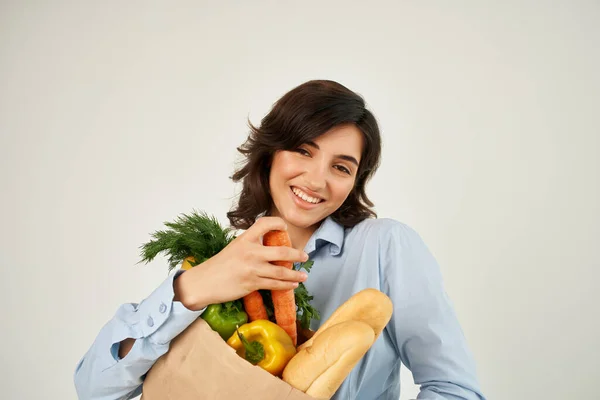 Paquete de mujer alegre con supermercado de entrega de verduras de comestibles —  Fotos de Stock