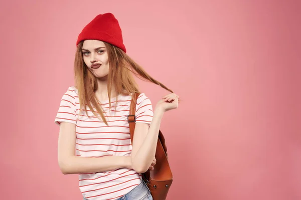 Femme gaie en chapeau rouge lunettes de soleil mode fond rose — Photo