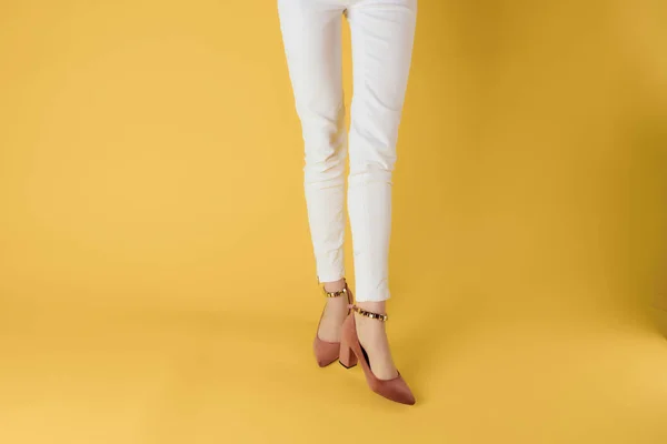 Női láb fehér cipő pózol modern stílus divat — Stock Fotó