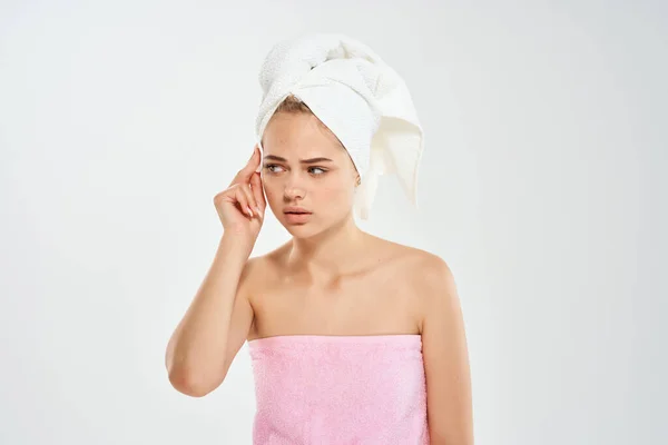 Kvinna med bara axlar och handduk på huvudet och hygien dermatologi — Stockfoto