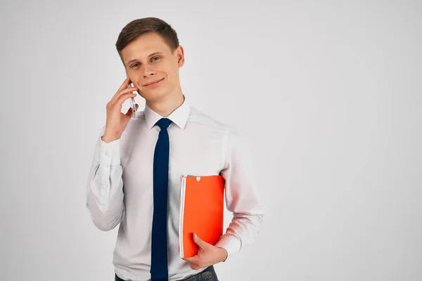 Homme manager dans une chemise avec une cravate documents téléphone communication travail — Photo