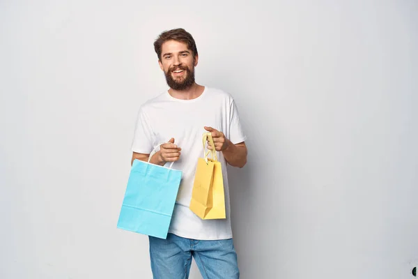 Bolsas en las manos de un hombre la venta de compras —  Fotos de Stock