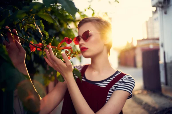 Bonita mulher ao ar livre usando óculos de sol flores close-up — Fotografia de Stock