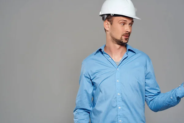 Man in blauw shirt ingenieur bouw helm veiligheid werk — Stockfoto