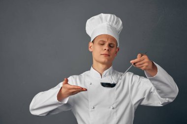 Bulaşıkları kepçeyle yıkayan şef üniforması.