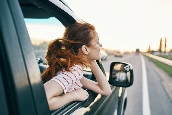 Mulher alegre viagem de carro viajar ar fresco — Fotografia de Stock
