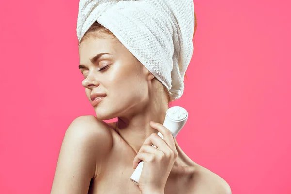 Жінка з рушником на голові голі плечі масажер дерматологія спа-процедури — стокове фото