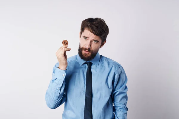 Бородатий чоловік в сорочці з краваткою криптовалюта Bitcoin інтернет фінанси електронні гроші — стокове фото