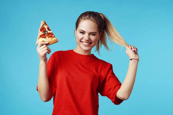 Mujer bonita con pizza en las manos comida rápida comer divertido — Foto de Stock