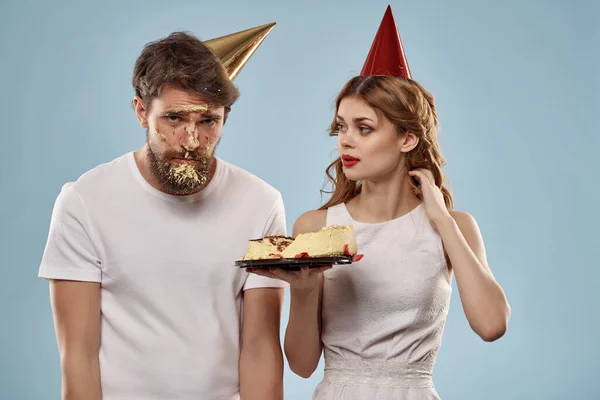 Glada unga par fest födelsedag kul tårta underhållning — Stockfoto