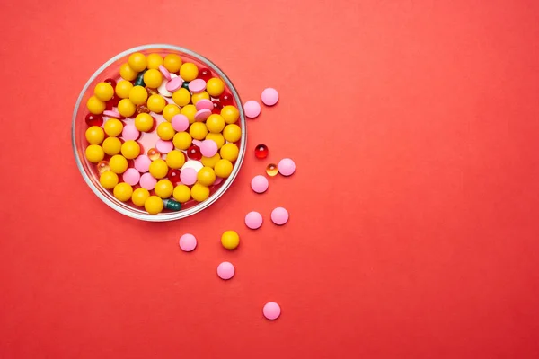 Тарелка таблеток для лечения антибиотиками — стоковое фото