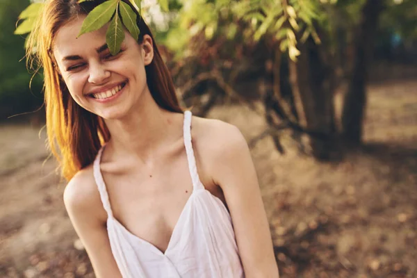 Mooie vrouw in het veld natuur bomen groen bladeren — Stockfoto