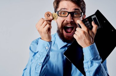 Mavi gömlekli rasyonel adam kripto para birimi elektronik para teknolojisi İnternet