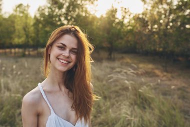 Sahada güzel bir kadın. Özgürce yaşıyor.