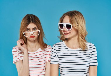 Çizgili tişörtlü iki güzel kadın arkadaşlık yaşam tarzı yaz mevsimi