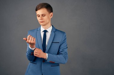 Takım elbiseli iş adamı kendine güvenen yönetici profesyonel stüdyo.