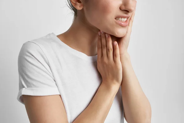 Dolor de muelas de mujer en camiseta blanca problemas de salud dentista — Foto de Stock