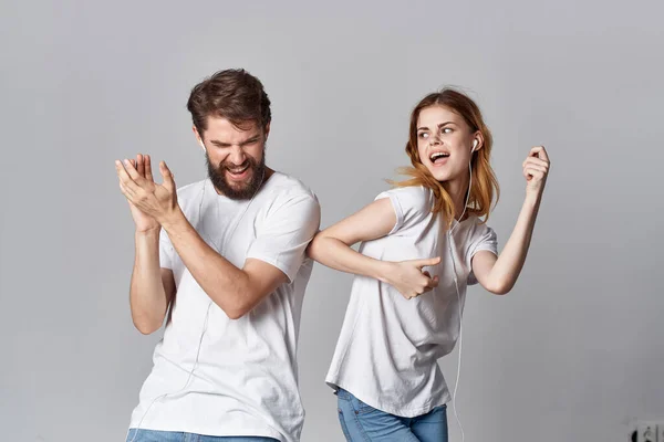 Man and woman in white t-shirts are dancing next to positive emotions friendship — Stock Photo, Image