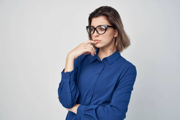Donna d'affari in camicia blu ufficio manager di fiducia in se stessi — Foto Stock