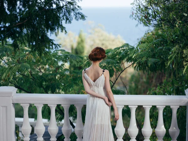 Hübsche Frau in weißem Kleid und Luxus-Urlaubspark in Griechenland — Stockfoto