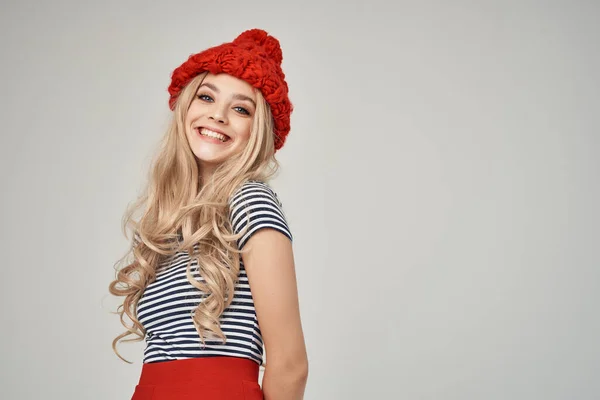 Rubia en rojo sombrero sonrisa glamour lujo moda — Foto de Stock