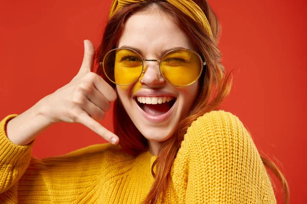 Χαρούμενη γυναίκα στούντιο χαμόγελο συναισθήματα κίτρινα γυαλιά κόκκινο φόντο — Φωτογραφία Αρχείου