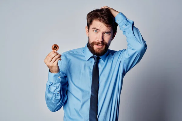 Γενειοφόρος άνδρας σε πουκάμισο με γραβάτα cryptocurrency χρηματοδότηση ηλεκτρονικό χρήμα — Φωτογραφία Αρχείου