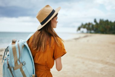 Kadın yürüyüşçü ada gezgini doğa yürüyüşü