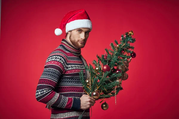 Homme dans un pull arbre de Noël jouets décoration — Photo