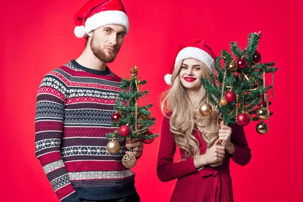 Веселая молодая пара рождественские украшения праздничный образ жизни — стоковое фото