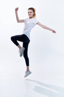 Neşeli atletik kadın enerji egzersizi yapıyor.