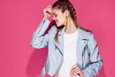 örgülü mavi kadın ceketi gençlik tarzı sarı küpe dekorasyonu pembe arka plan