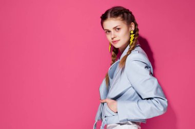 Atkuyruklu neşeli kadın. Glamor moda. Pembe arka plan.