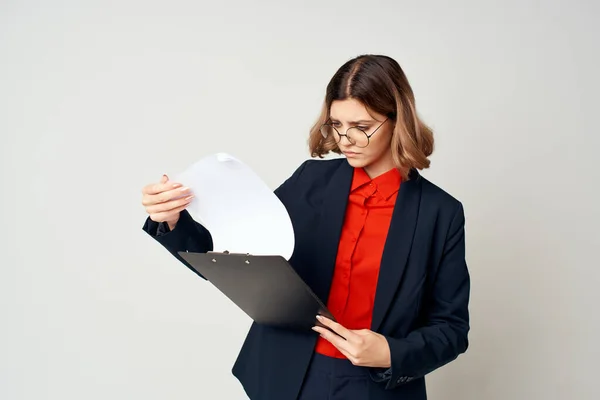 Femme en costume avec documents bureau gestionnaire secrétaire travail — Photo