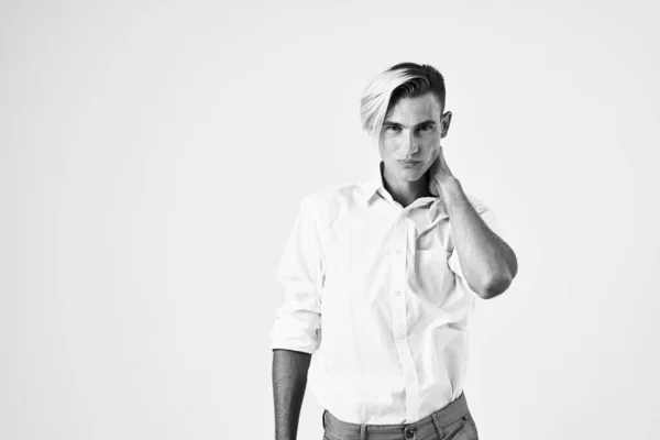 Hombre en camisa blanca posando estudio de estilo moderno de moda —  Fotos de Stock