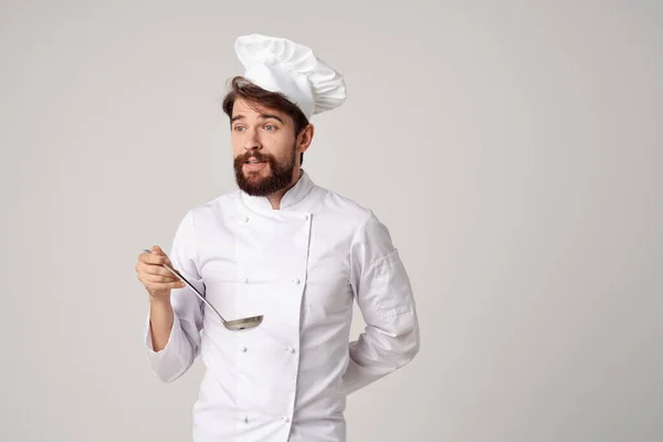 Uomo in chef degustazione uniforme cibo lavoro di cucina professionale — Foto Stock