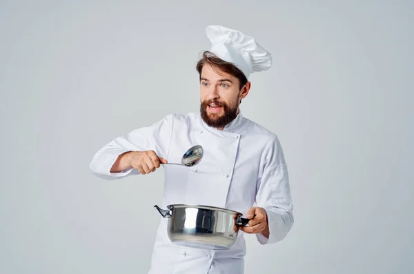 Barbudo chef masculino com uma panela em suas mãos cozinhar comida cozinha profissional — Fotografia de Stock