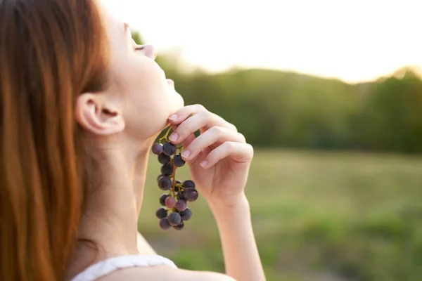 Mujer con racimo de uvas al aire libre ocio caminar aire libre —  Fotos de Stock