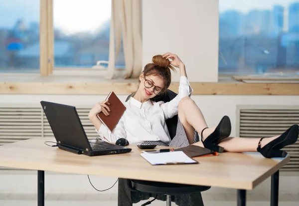 Mulher secretária mesa de trabalho laptop profissionais de tecnologia — Fotografia de Stock
