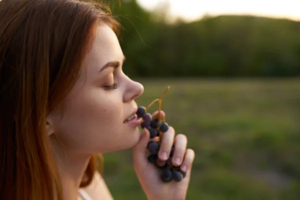 Alegre bonita mujer al aire libre comer uvas aire libre —  Fotos de Stock