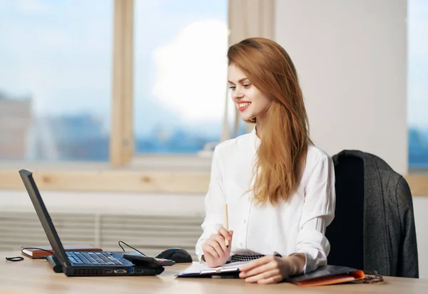 Mulher secretária escritório mesa laptop tecnologia — Fotografia de Stock