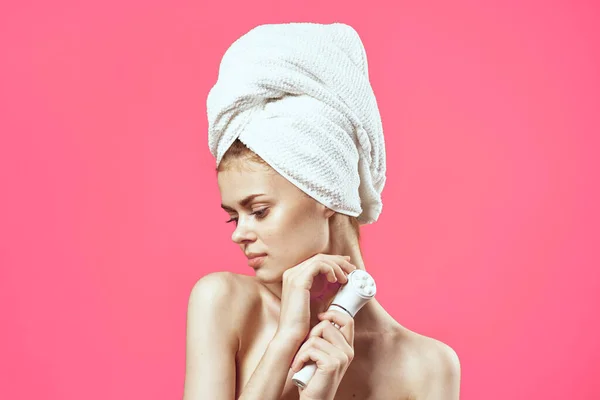 Kvinna med bara axlar och kosmetologi ren hud avkoppling rosa bakgrund — Stockfoto