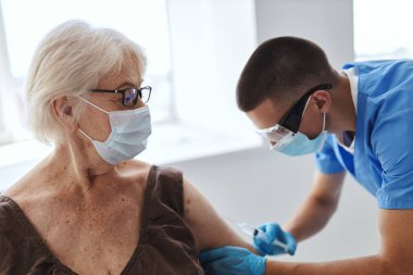 Yaşlı kadın ve doktor hastane covid-19 aşı pasaportu