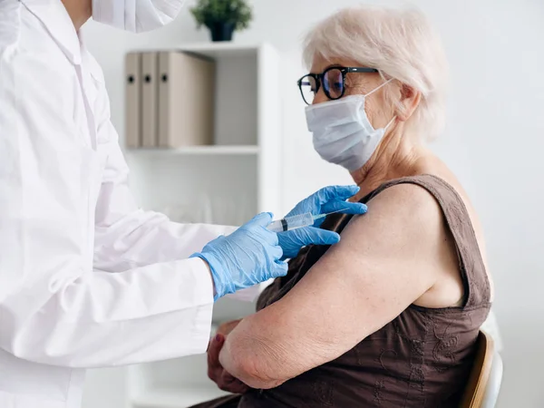 Paziente anziana che somministra vaccini per iniezione passaporto sanitario ospedaliero — Foto Stock