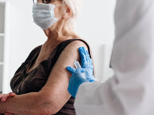 患者さんに注射をする看護師腕ワクチンパスポート病院 — ストック写真