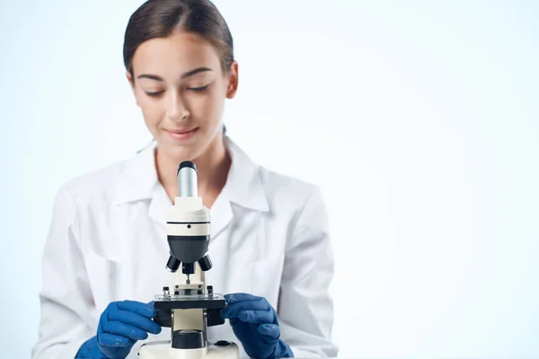 Femme médecin laboratoire microscope diagnostics recherche microbiologie — Photo