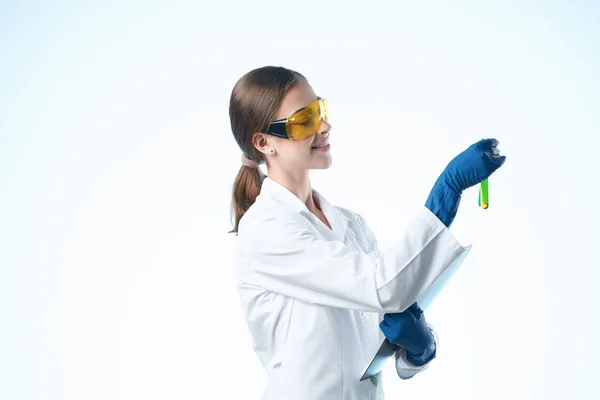 Laboratorio assistente donna ricerca biotecnologia analisi scienza — Foto Stock